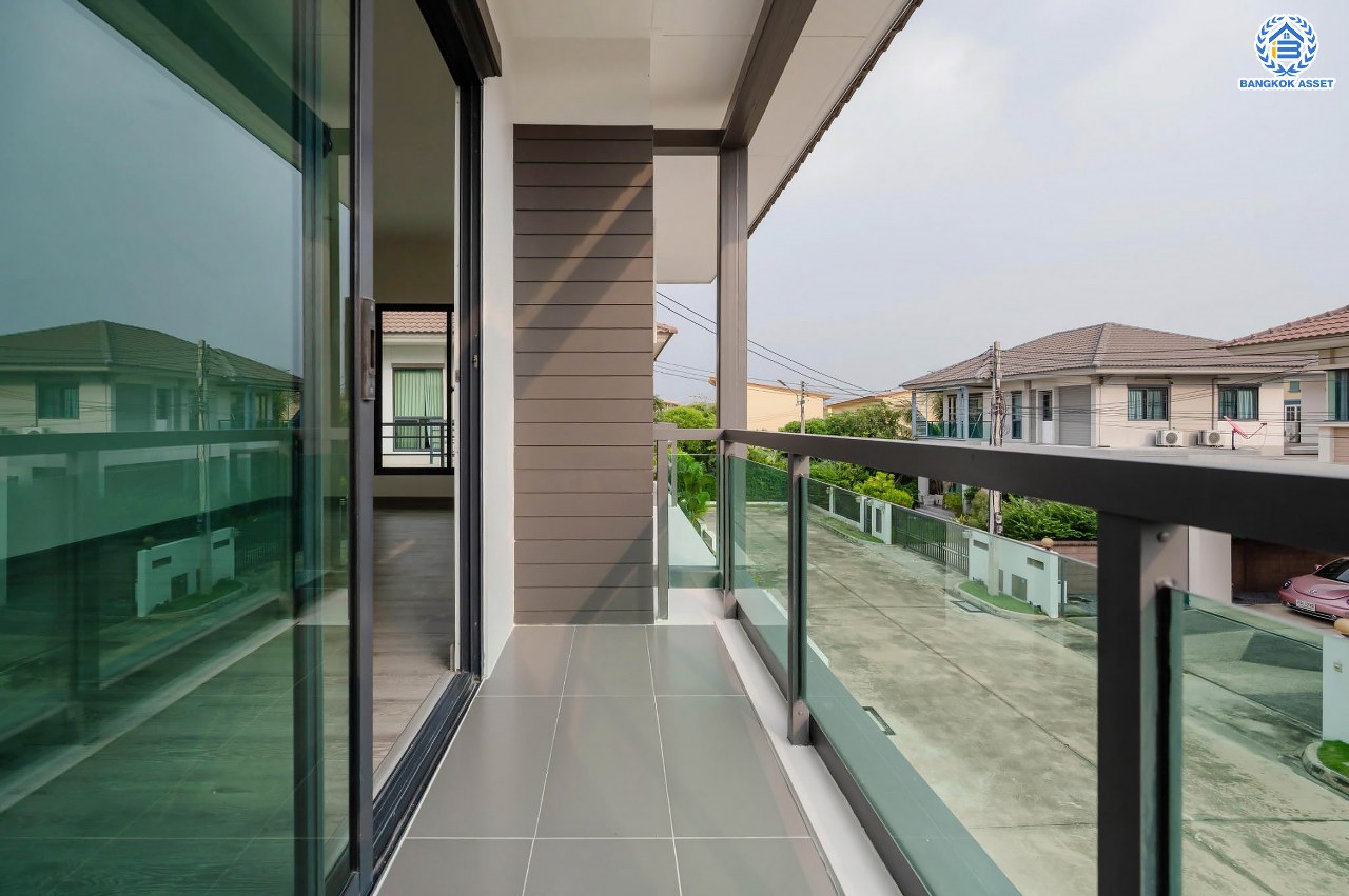 บ้านมือสองตกแต่งใหม่ โครงการ สราญสิริ ติวานนท์-แจ้งวัฒนะ1 เนื้อที่ 50.8 ตร.ว. ดีไซน์ตอบทุกไลฟ์สไตล์ ฟังก์ชัน 3 ห้องนอน 2 ห้องน้ำ จอดรถได้ 2 คัน Living กว้างขวาง บนทำเลติดถนนใหญ่ เชื่อมต่อทุกเส้นทาง ใกล้จุดขึ้นทางด่วน "ศรีสมาน"